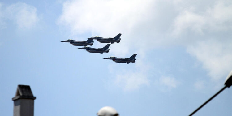 F-16 savaş uçaklarının saygı uçuşu ilgiyle izlendi