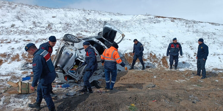 Sivas'ta hafif ticari araç devrildi: 3 yaralı
