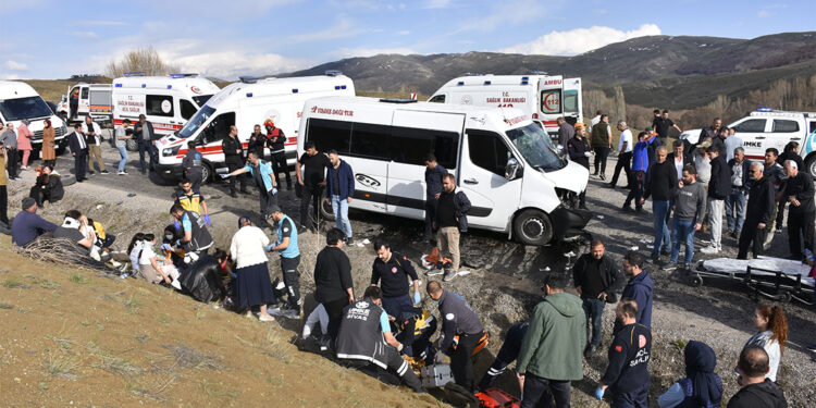 Sivas'ta minibüs ile otomobil çarpıştı; Ölü ve yaralılar var