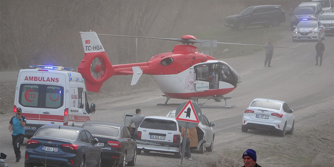 Sivas'ta minibüs ile otomobil çarpıştı, servis minibüsünün otomobille çarpıştığı kazada, 1 kişi öldü, 17 kişi yaralandı. Yaralılar ambulans ve helikopterlerle hastanelere kaldırıldı.