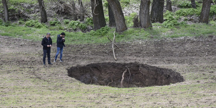 Sivas'ta tarlada 7 metre çapında obruk oluştu