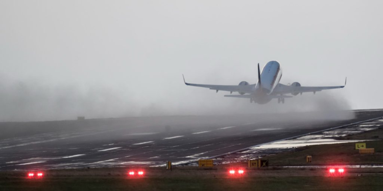 Sabiha Gökçen Havalimanı'nda uçuşlara sis engeli