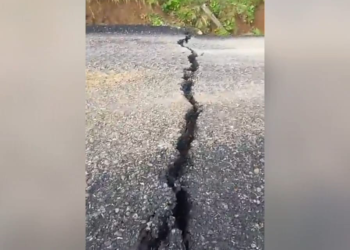 Sakarya'da 2 ilçeyi bağlayan yol çöktü