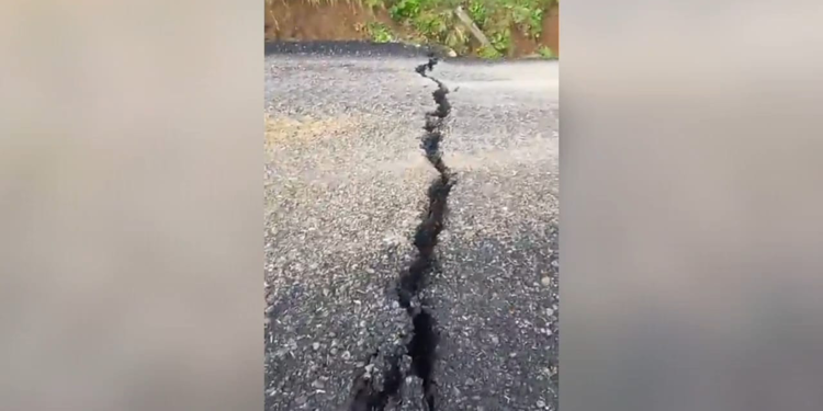 Sakarya'da 2 ilçeyi bağlayan yol çöktü