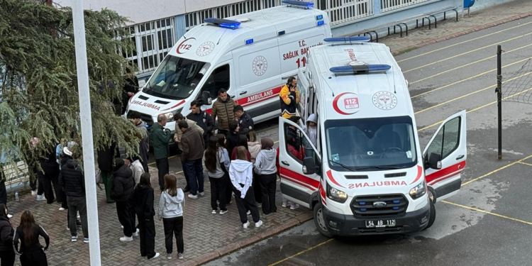 Sakarya'da 9 öğrenci zehirlenerek hastanelik oldu