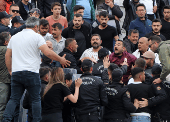 Şampiyonluk maçında futbolcuların kavgasını polis ayırdı