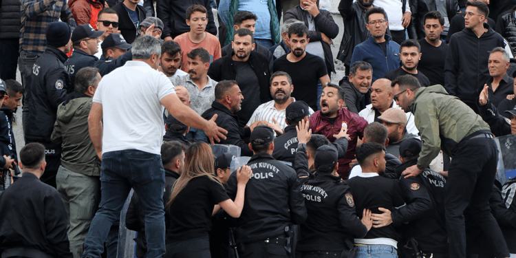 Şampiyonluk maçında futbolcuların kavgasını polis ayırdı