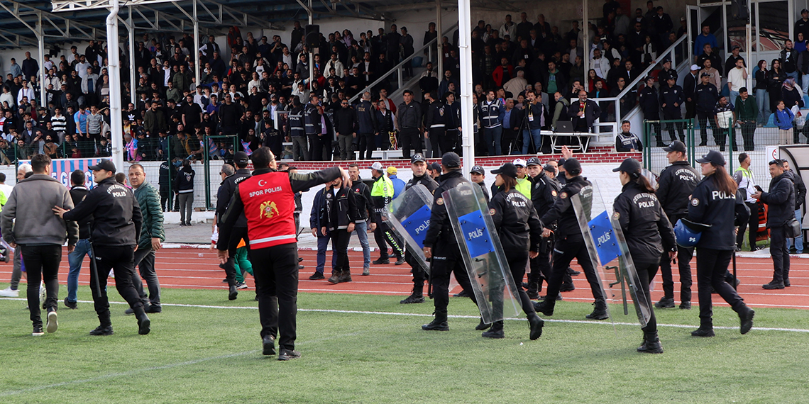 Şampiyonluk maçında futbolcuların kavgasını polis ayırdı