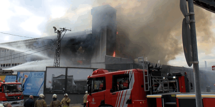 Sancaktepe'de iş merkezinde yangın