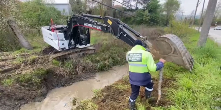 Sapanca Gölü'ne akan derede görülen atık madde temizlendi