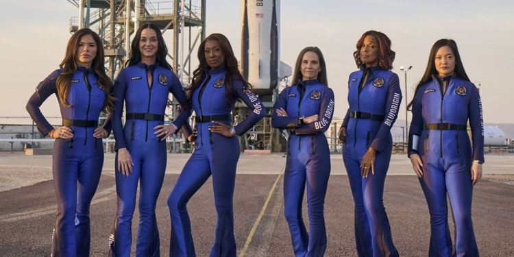 Şarkıcı Katy Perry uzaya çıktı