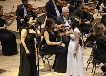 'Sesler ve Küller'in solist anne-kızı