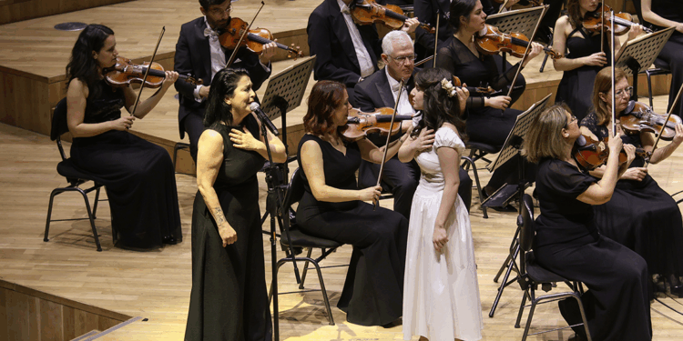 'Sesler ve Küller'in solist anne-kızı