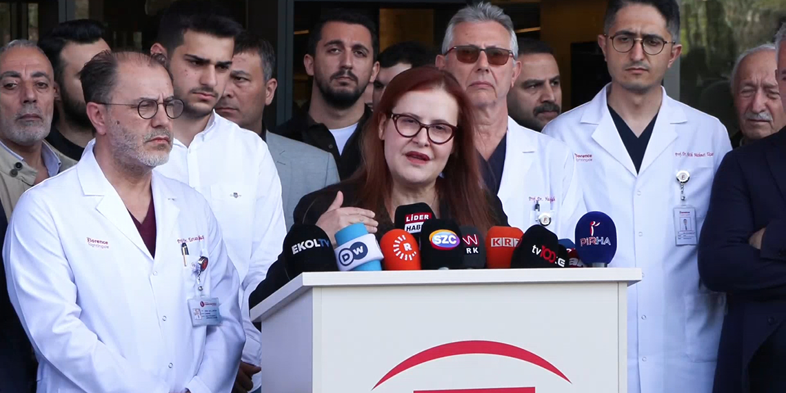 Kalp rahatsızlığı nedeniyle dün gece hastaneye kaldırılan ve ameliyatı yaklaşık 12 saat süren TBMM Başkan vekili Sırrı Süreyya Önder'in sağlık durumu hakkında hastaneden açıklama yapıldı. Sırrı Süreyya Önder'in hayati riskinin sürdüğü belirtildi.