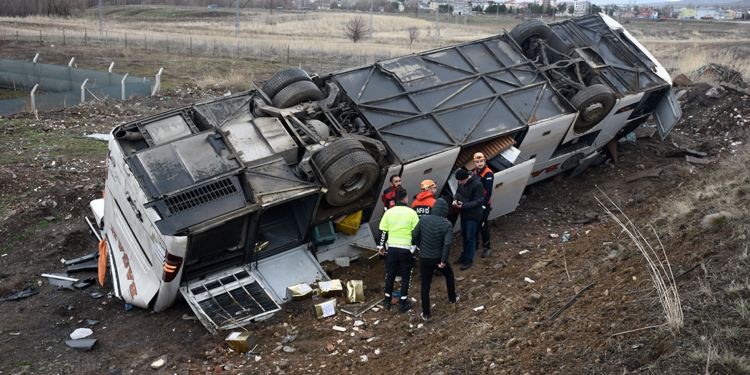 Sivas'ta yolcu otobüsü devrildi; 2 ölü, 23 yaralı