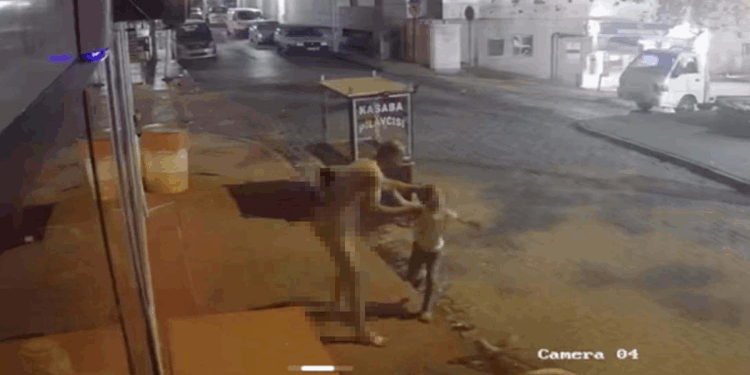 Sokak ortasında eşini öldürdü, 8 yaşındaki kızını defalarca bıçakladı