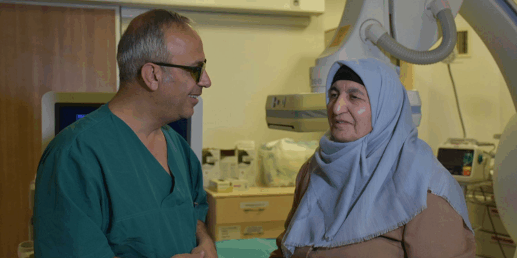 Stent takılırken kalbi durdu, masajla hayata döndü