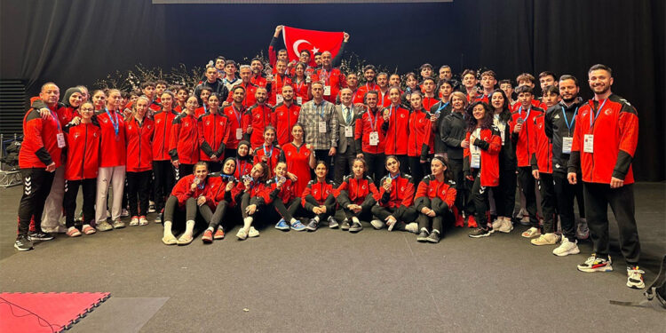Taekwondo Şampiyonası'nda Türkiye takım halinde şampiyon oldu