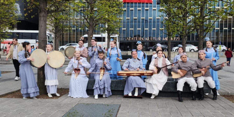 Tataristanlı çocuklar gösterilerini Taksim Meydanı’nda sergiledi
