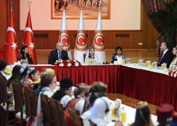 Numan Kurtulmuş dünya çocuklarını kabul etti