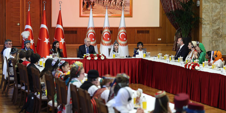 Numan Kurtulmuş dünya çocuklarını kabul etti