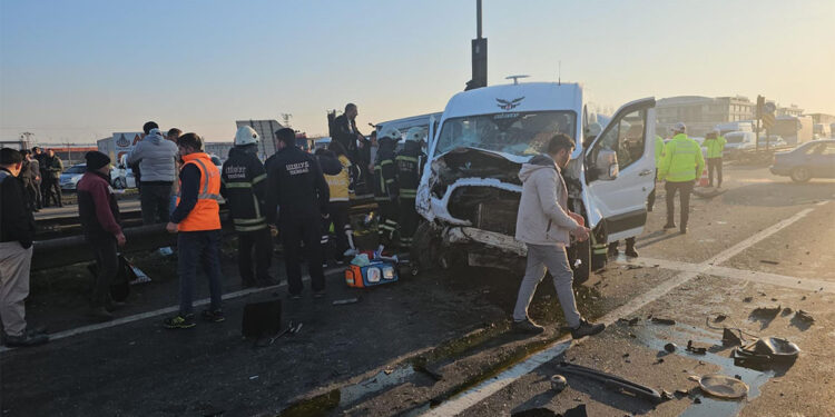 Çerkezköy'de fabrika işçilerini taşıyan iki servis minibüsü çarpıştı