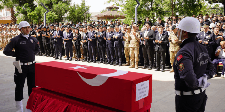 TIR'ın çarpması ile şehit olan polis memuru, memleketine uğurlandı