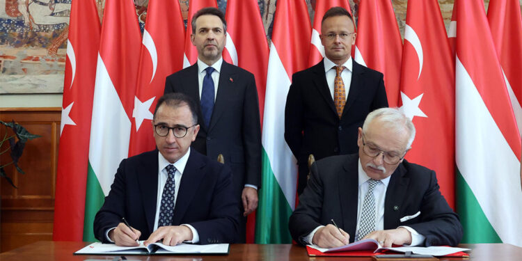 Türkiye Petrolleri Avrupa'daki ilk yatırımına imza attı