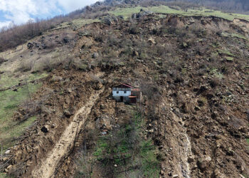 Sis içinde heyelandan sirenli uyarıyla kurtuldular