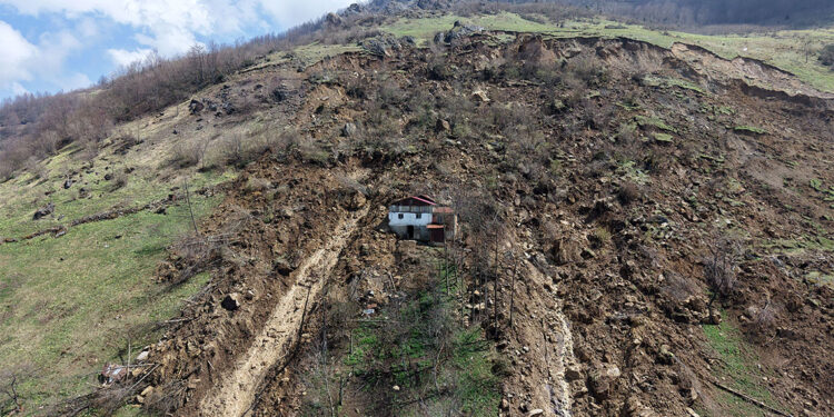 Sis içinde heyelandan sirenli uyarıyla kurtuldular