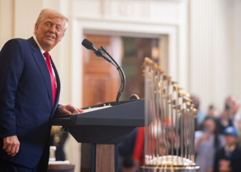 Trump, tarifeleri durdurmayı değerlendirmediklerini söyledi