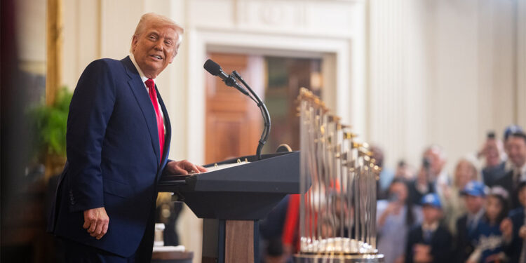 Trump, tarifeleri durdurmayı değerlendirmediklerini söyledi