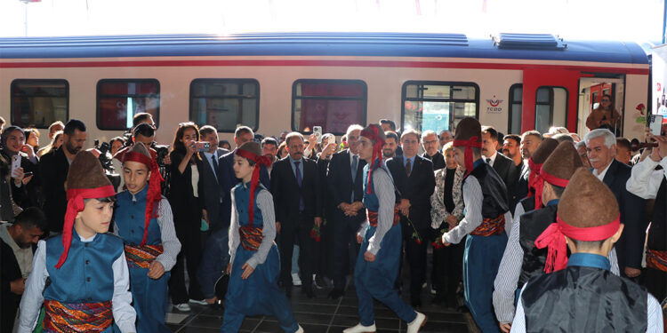 Turistik Diyarbakır Ekspresi 160 yolcusuyla Diyarbakır Garı’na ulaştı