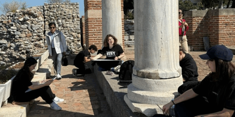 Tarihi Ayasuluk Kalesi'nde resim etkinliği