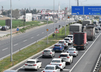 Tekirdağ-İstanbul kara yolunda araç yoğunluğu başladı