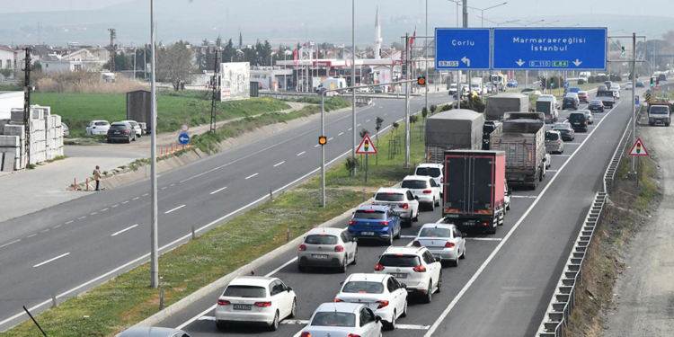 Tekirdağ-İstanbul kara yolunda araç yoğunluğu başladı