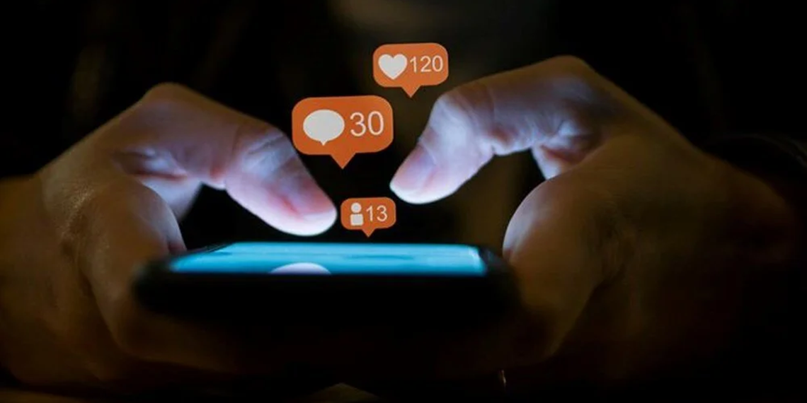 Telefonunuz sizi dinliyor mu? Bazı sohbetlerinizden kısa süre sonra ekranda beliren reklamlar, bu soruyu akıllara getiriyor; ancak gerçek, algıladığınızdan çok daha karmaşık ve şaşırtıcı.