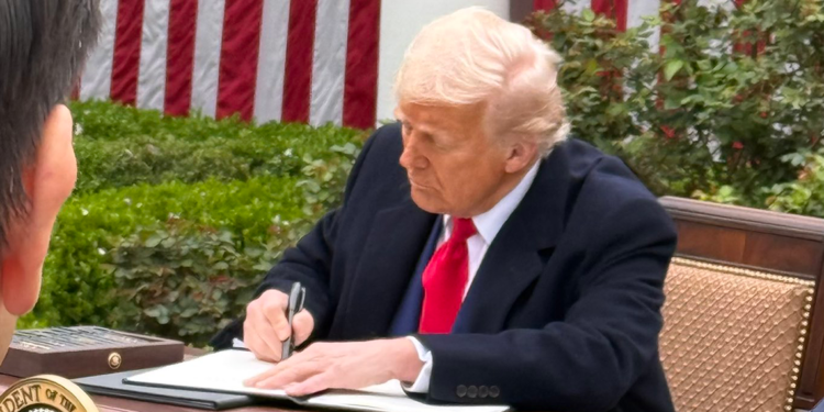 Trump, TikTok için verilen süreyi uzattı