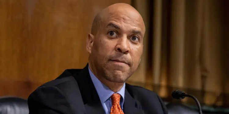 Trump yönetimini protesto eden senatör kürsüde 25 saat konuştu