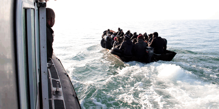 Tunus açıklarında mülteci teknesi battı: 8 ölü