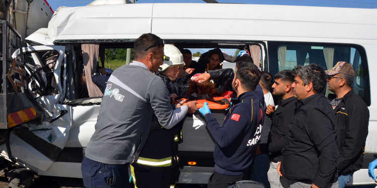 Tur minibüsü sulama tankerine çarptı: 5'i turist 6 yaralı
