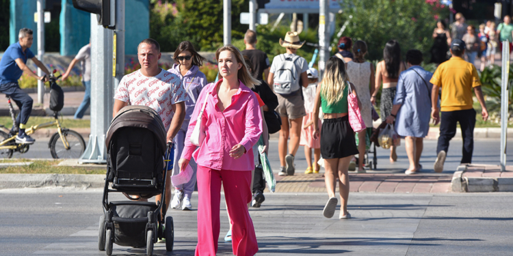 Türkiye'de ikamet izni ile yaşayan yabancı sayısı 1 milyon 76 bin
