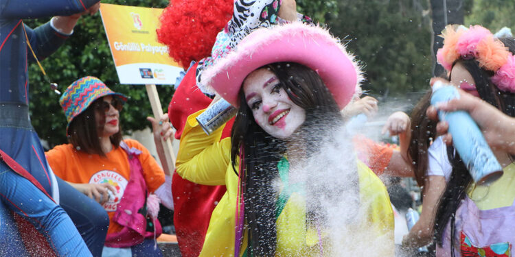 Uluslararası Adana Portakal Çiçeği Karnavalı kortejinde binlerce kişi yürüdü