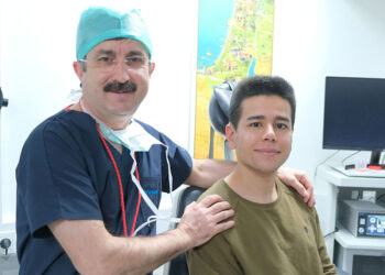 Üniversiteli Özkan'ın biyonik kulağı yeni teknolojiyle güncellendi
