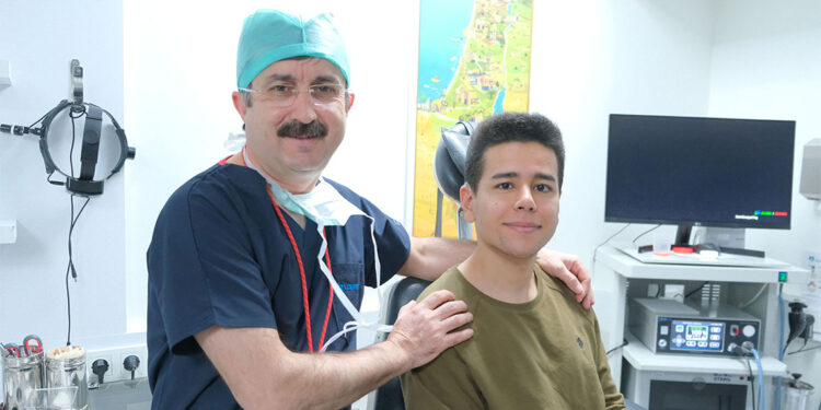 Üniversiteli Özkan'ın biyonik kulağı yeni teknolojiyle güncellendi