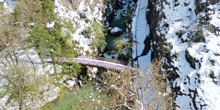 Ulukaya Şelalesi ve Kanyonu'nda kar güzelliği