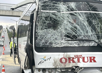 Uşak'ta işçi taşıyan midibüs, servis otobüsüne çarptı; 20 yaralı