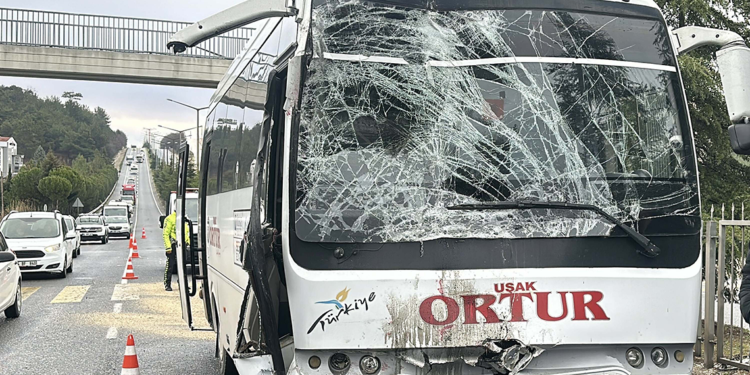 Uşak'ta işçi taşıyan midibüs, servis otobüsüne çarptı; 20 yaralı