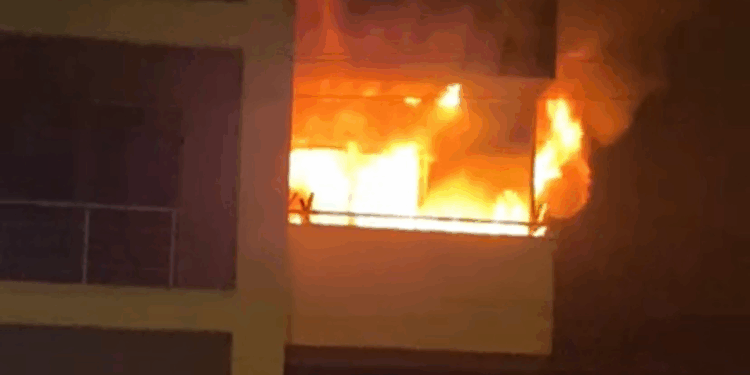 Uzaklaştırma kararı bulunan eşiyle telefonda tartışıp evi yaktı