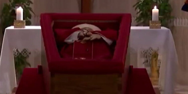 Papa Franciscus'un tabut içindeki ilk görüntüleri paylaşıldı